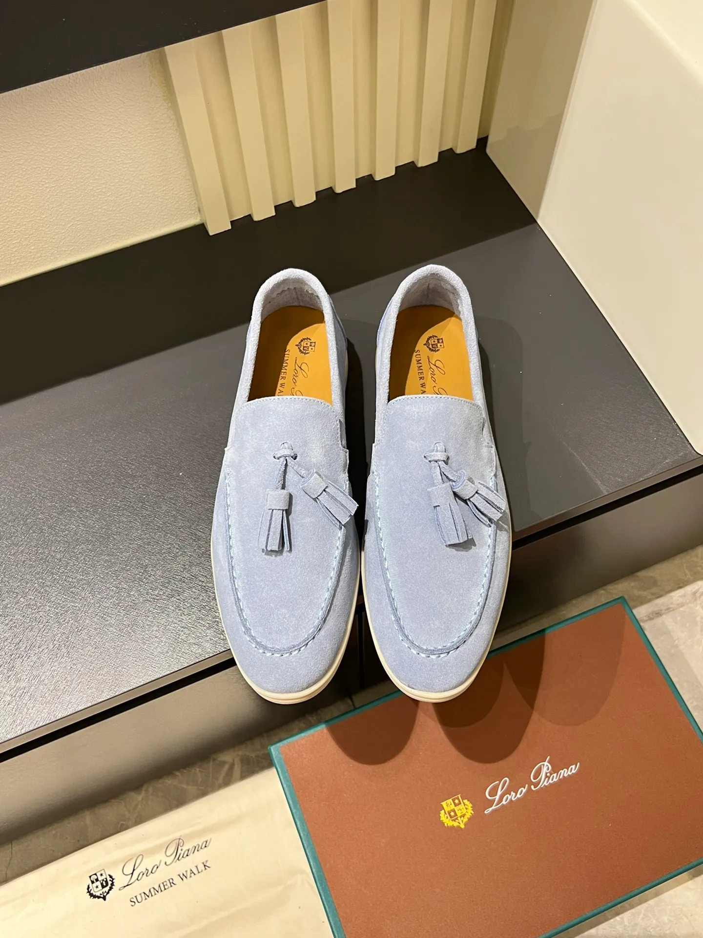 Men's shoes 💰p360 "Loro men's shoes 💰pian'*" Classic L men's shoes for couples 💰p Top version British flat loafers, a must-have item in old money style, the minimalist design is eye-catching and durable, a plus point for dressing The soft foot feel and texture are outstanding. They don’t scratch your feet and are very nice. They are matched with soft and waxy soles. They can be worn daily for a long time without getting tired. They are easy to wear, versatile and classic items, with perfect foot feel and texture! Imported cashmere fabric, the lining is made of imported A-grade water-dyed cow lining, the top version of the genuine leather midsole is sewn with pure handmade mark thread! Size: Female 35-40 (34. Customized) Male 38-44 (45.46. Customized)